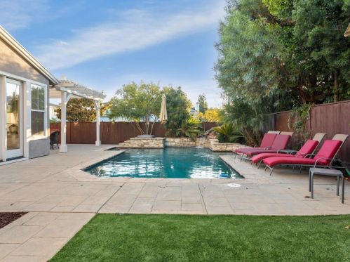 2075 Merlot Dr, Morgan Hill CA  95037-3883 exterior