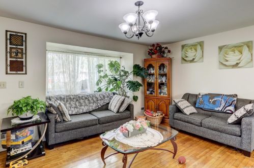 230 Urban Ave, Westbury NY  11590-3851 exterior