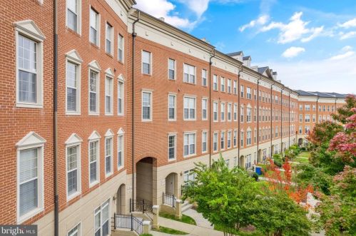 7961 Crescent Park Dr, Gainesville, VA 20155-1564