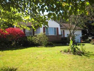 3 Hearthstone Dr, Albany, NY 12205-1213