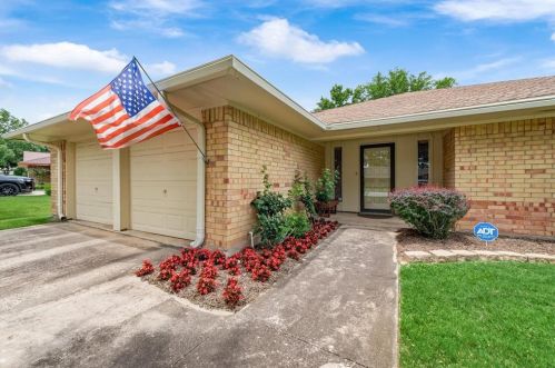 740 Springhill Dr, Hurst, TX 76054-2322