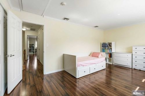60 Canterbury Ln, N Milford NJ  07646-3262 exterior