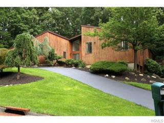 27 Woodfield Rd, Mount Ivy, NY 10970-2203