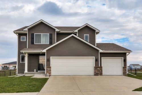 300 Aspen Dr, Bondurant, IA 50035-1383