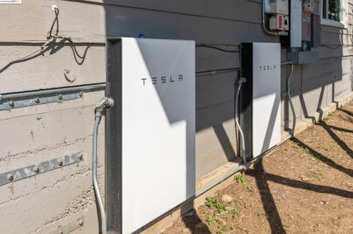 8017 Crest Ave, Oakland CA  94605-3611 exterior