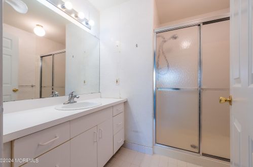 52 Perri Rd, East Freehold NJ  07728-4140 exterior