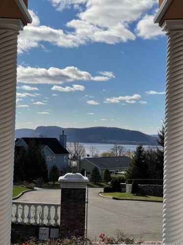 11 Gualtiere Ln, Crotonville, NY 10562-2419