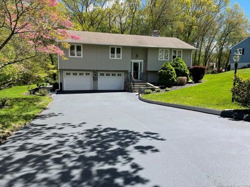 131 Pollys Ln, Uncasville CT  06382-1436 exterior