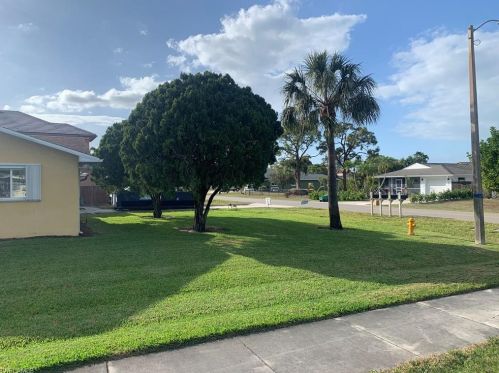 596 95th Ave, Naples FL  34108-2453 exterior
