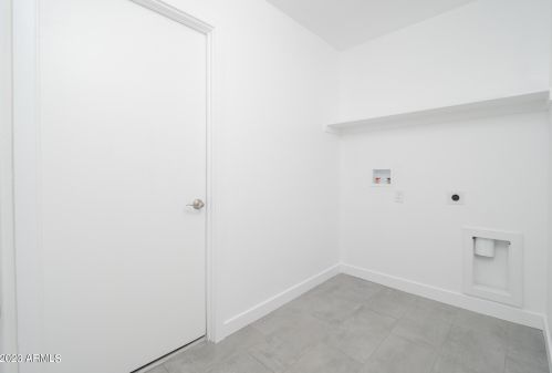 5621 Zoe Ella Way, Glendale AZ 85306-2823 exterior