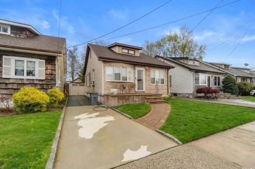 233 Jacob St, Floral Park, NY 11003-2229