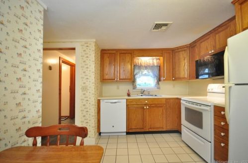 6 Spring Glen Dr, Granby CT 06035-2624 exterior