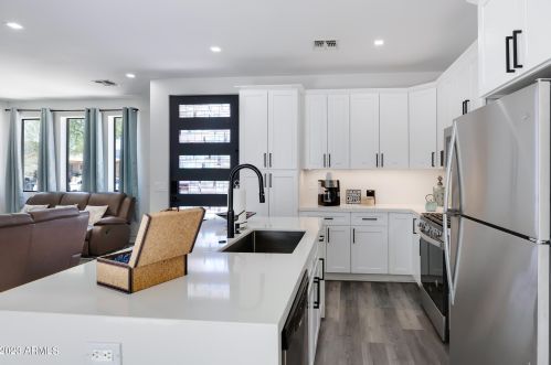 1121 11th St, Phoenix AZ 85006-2744 exterior