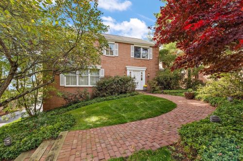 132 Alleyne Dr, Pittsburgh, PA 15215-1451