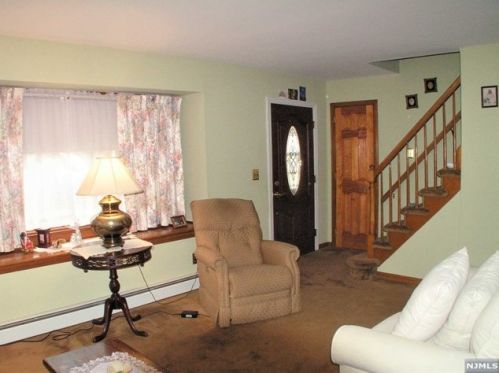 18 Oak St, Oakland NJ  07436-1922 exterior