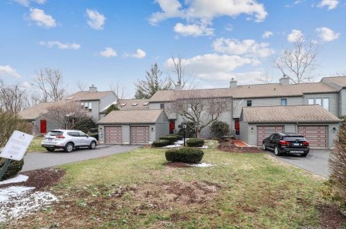 6 Ledgewood Dr, Brookfield Center, CT 06804-3419