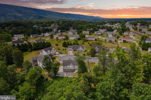 85 Stuart Ct, Strasburg, VA 22657-2864