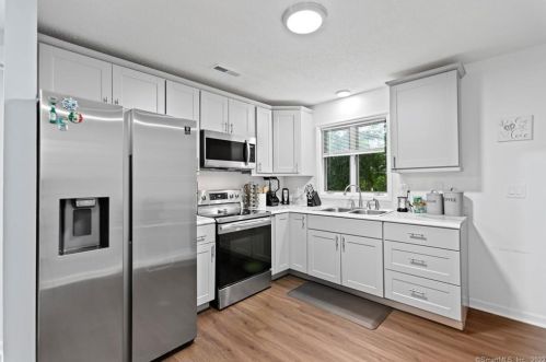 140 Macarthur Dr, Waterbury, CT 06704-2242