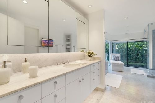 5242 Amestoy Ave, Van Nuys CA 91406-2112 exterior