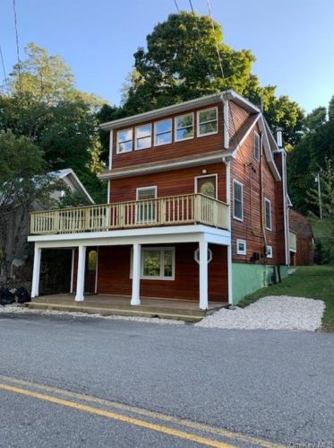 6 Shore Rd, Cornwall Hud, NY 12520-1210