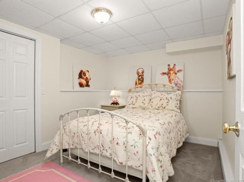 17 Roseview Ct, Bridgeport CT  06611-2078 exterior