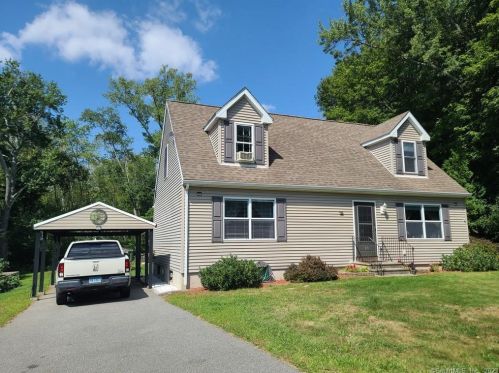 83 Lake St, Moosup, CT 06354-1105