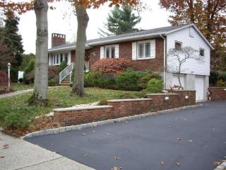 93 Wendt Ln, Wayne, NJ 07470-6458