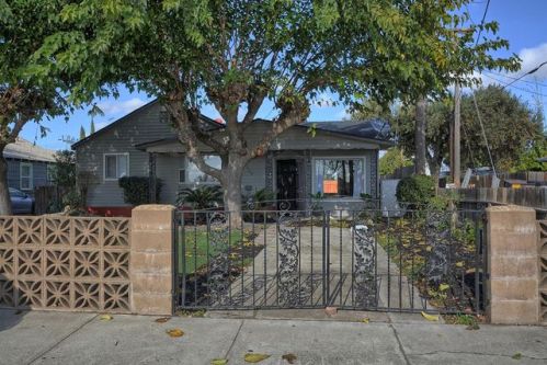 527 Center St, Manteca, CA 95336-4719