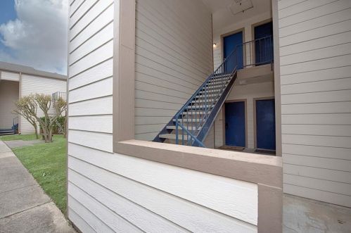 7050 Holiday Dr, Galveston, TX 77550-3028