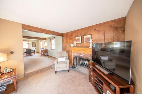 7 Edgewood Dr, Middletown CT 06457-3508 exterior