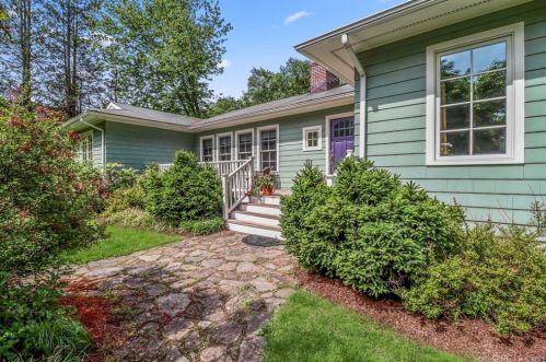 191 Teller Rd, Bridgeport, CT 06611-1422