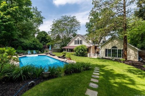 10 Osage Dr, Crotonville NY  10562-3815 exterior