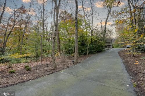 10 Laurel Dr, North Hanover, NJ 08562-2012