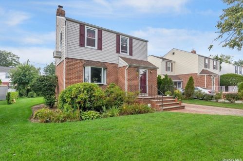 52 Nassau St, Floral Park, NY 11003-4300