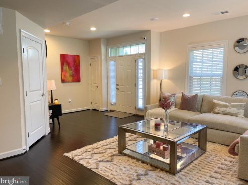 7079 Darbey Knoll Dr, Gainesville, VA 20155