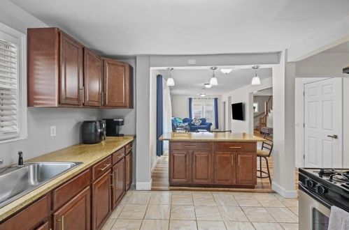 1736 Elmwood Ave, Warwick RI  02888-1104 exterior