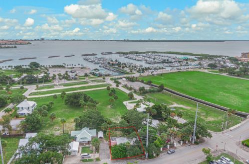 406 2nd St, Fort Pierce, FL 34950-3002