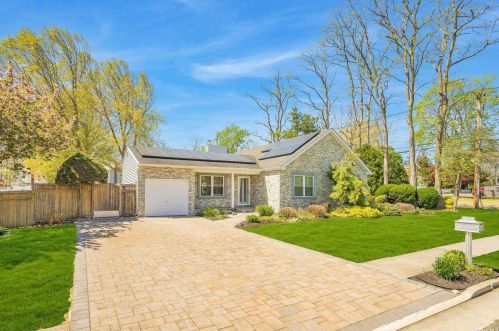 1 Defeo Ct, Deer Park, NY 11729-1841