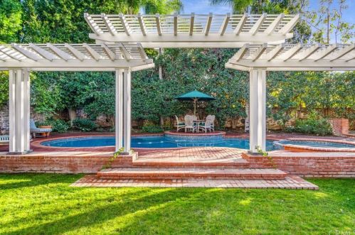 4286 Country Club Dr, Long Beach, CA 90807-1930