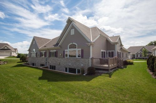 2324 Kayla Dr, Waukesha, WI 53188-8018