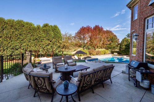 917 Evergreen Cir, Chenequa WI  53029-8636 exterior