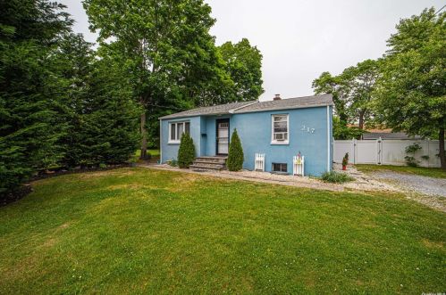 217 Nims Ave, Babylon, NY 11704-6306