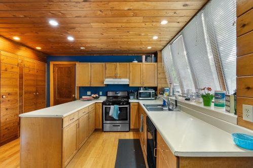 3000 Murray Ave, Milwaukee WI 53211-3205 exterior