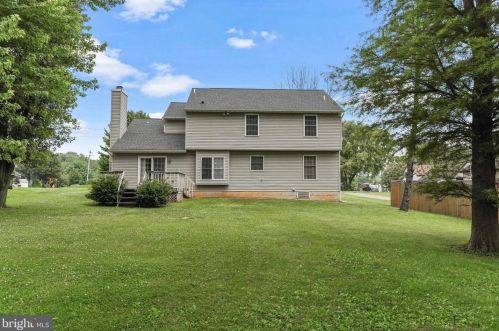 1351 Westminster Dr, Downingtown PA  19335-3655 exterior