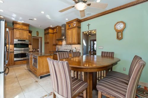 1 Lenni Lenape Ct, Stony Point NY  10980-3438 exterior