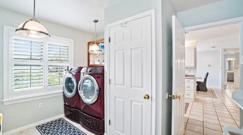 5904 Bayview Cir, Saint Petersburg FL  33707-3930 exterior