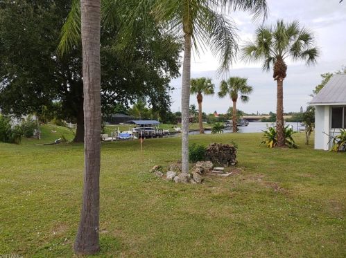 1105 26th Ter, Cape Coral, FL 33904-5784