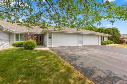 7304 Mequon Square Dr, Thiensville, WI 53092-8525
