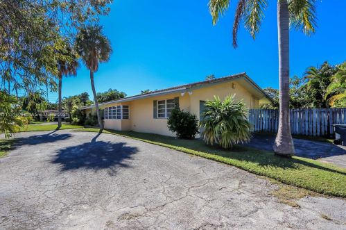 712 10th Ave, Hollywood FL  33019-1903 exterior