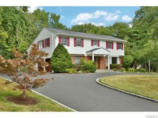 95 Eastview Dr, Valhalla, NY 10595-1035
